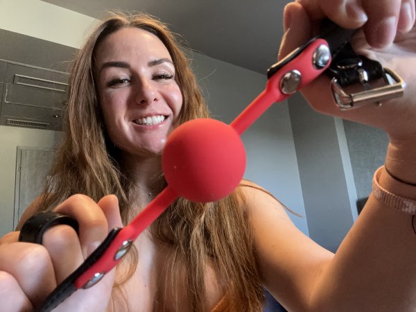 Rojo ball gag hecho de silicona