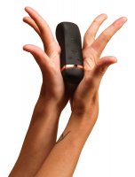 Vista previa: The Oh! Smart Vibrator schwarz – Größenansicht zwischen den Händen